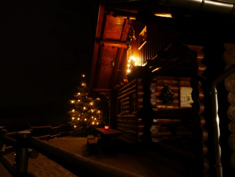 EZV Hütte Unsere Hütte mit Weihnachtsbeleuchtung